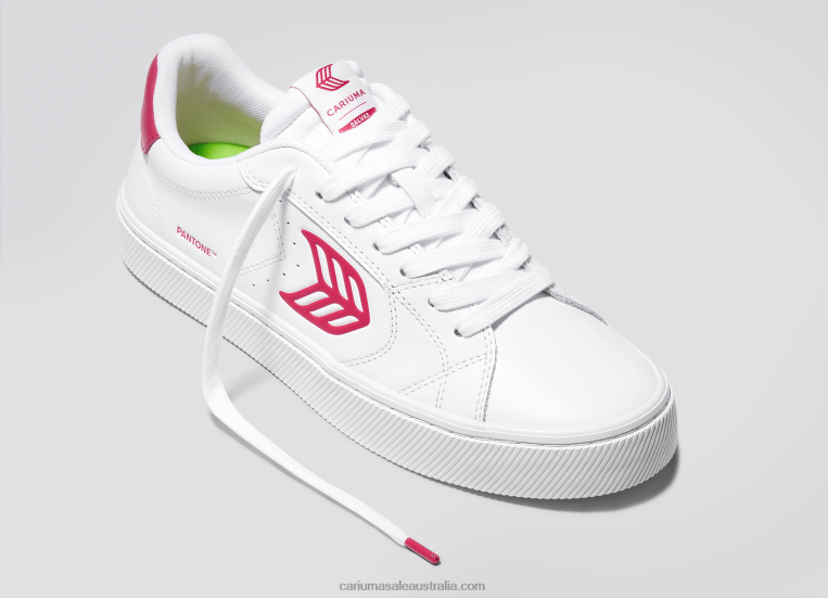 T8NFN77 Men Pantone Viva Magenta White Leather Cariuma