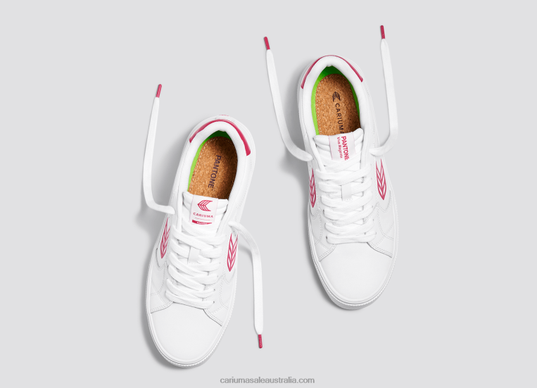 T8NFN77 Men Pantone Viva Magenta White Leather Cariuma
